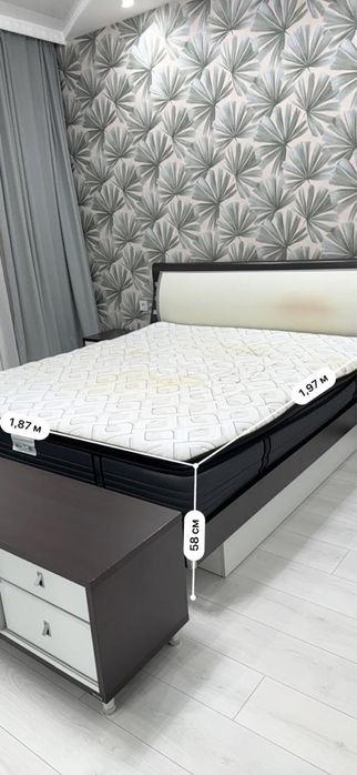 Двухспальная кровать с тумбочками