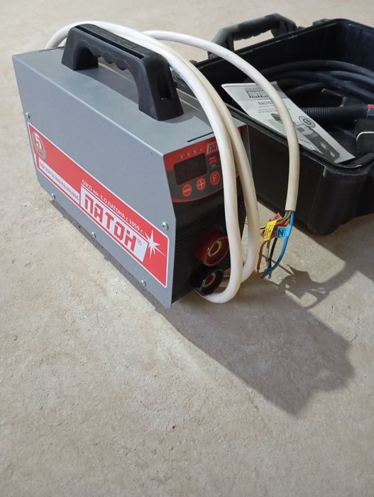 Сварочный инвертор, трёхфазный ПАТОН ВДИ -250, новый в своем кейсе.