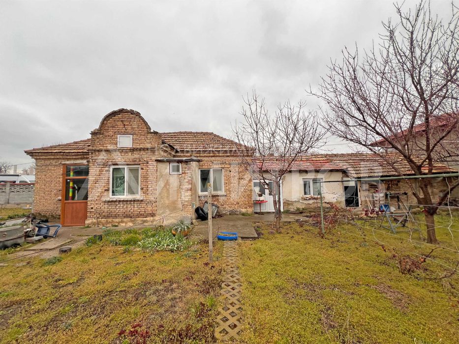 Продава напълно самостоятелна къща с двор в гр. Нови пазар в Добруджанския квартал на града.