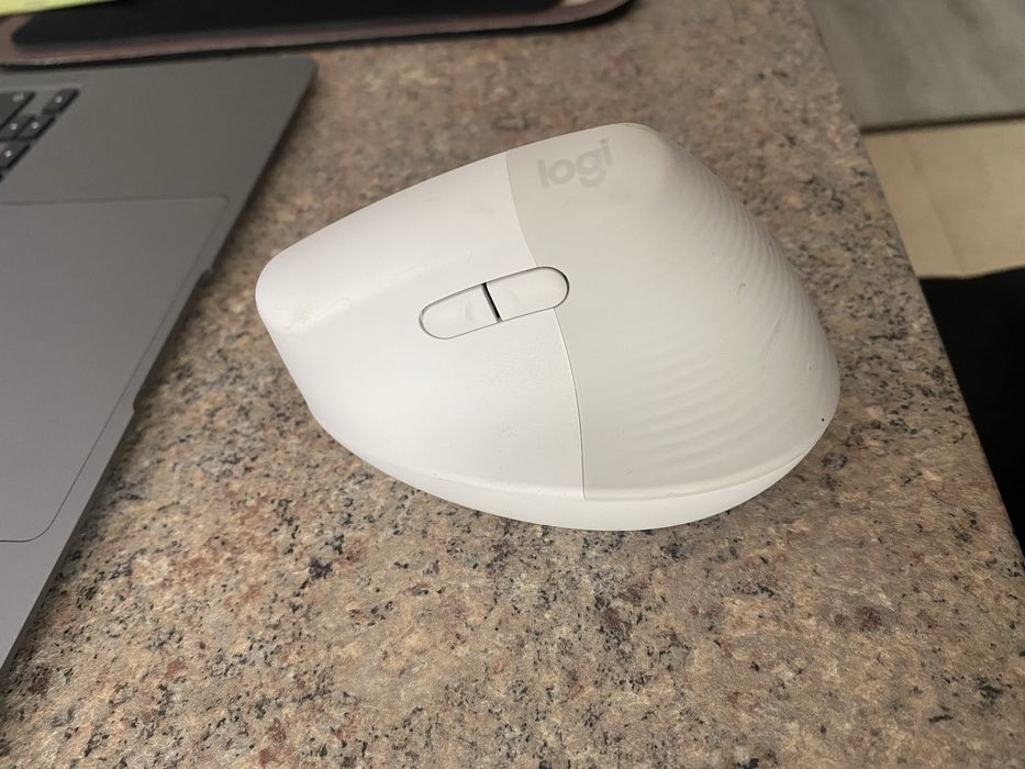 Mouse Logitech Lift vertical ergonomic offwhite