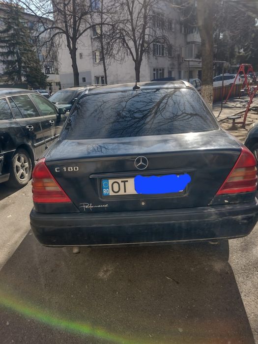 Vând Mercedes C 180
