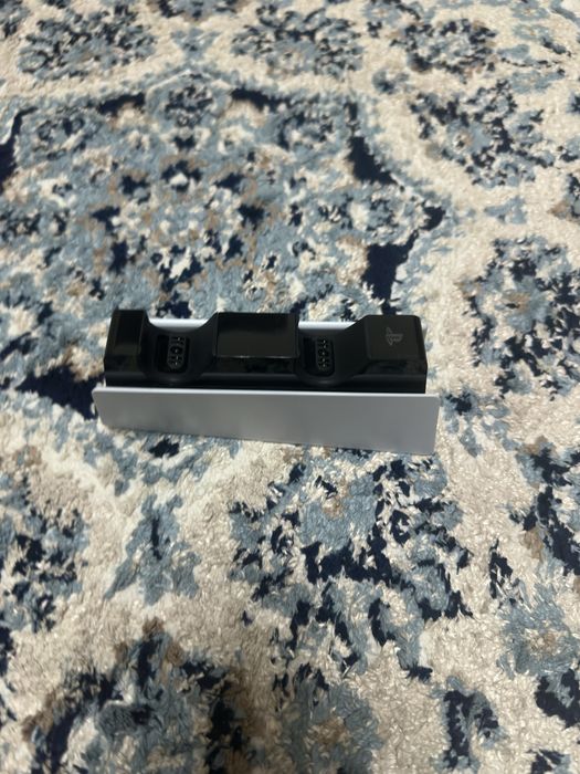 Продам безпроводную зарядку для Ps5