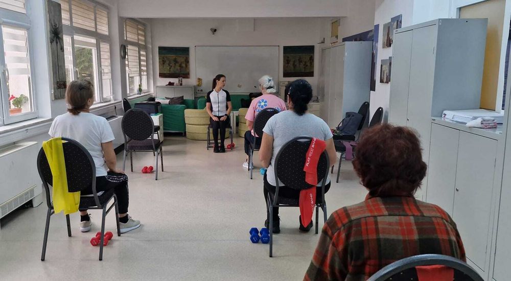 Exerciții pe scaun pentru toate vârstele – adaptate și sigure