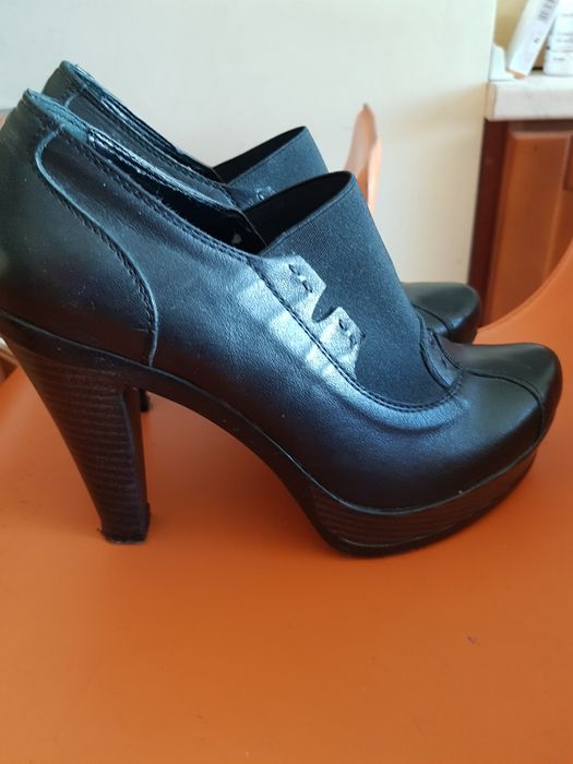 Кожени обувки с висок ток