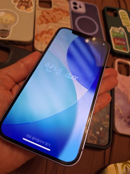 iPhone 12 в отлично състояние и 10 калъфа към него