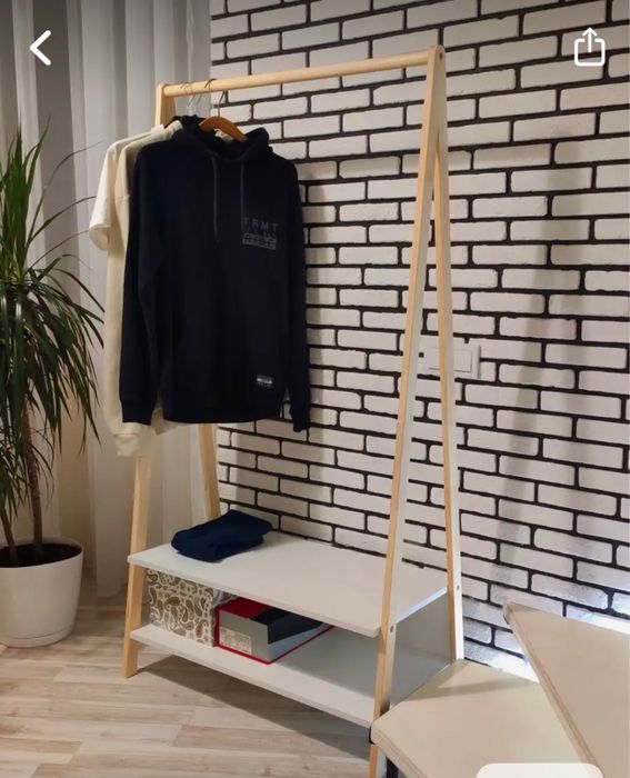 Продается деревянная напольная вешалка для одежды