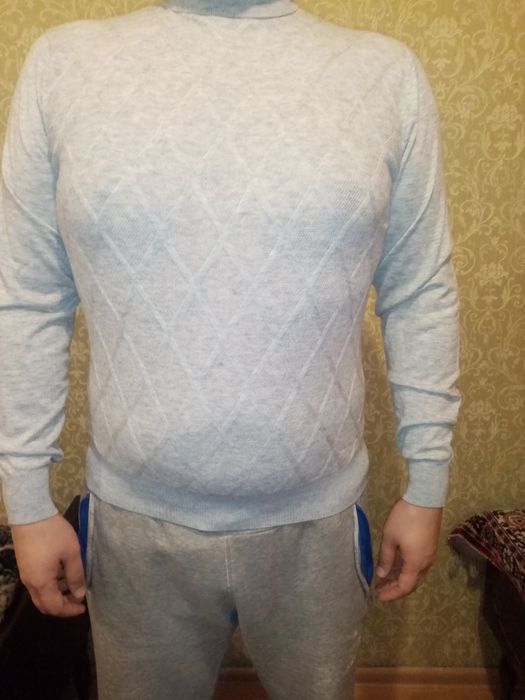 Мужские кофты разные цвета.