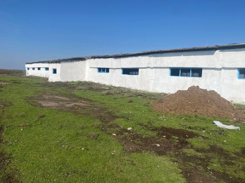 4 гектар 2000м2 бино билан сотилади
400 сотх жой 2100 м2 биноси билан