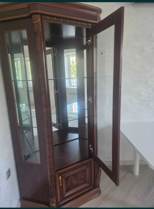 Сервант с зеркалом внутри