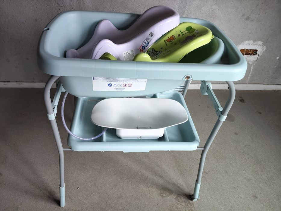 Cădiță și masa de înfășat pentru bebeluși și cântar