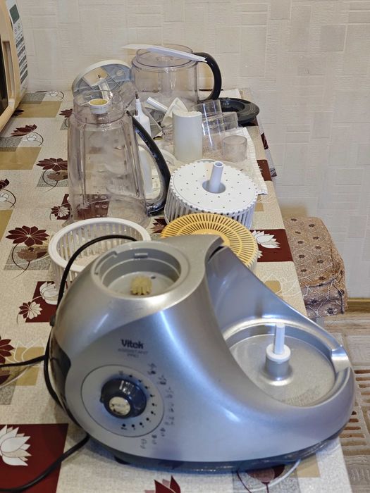 Продается кухонный комбайн Vitek VT-1616 SR, соковыжималка, блендер
