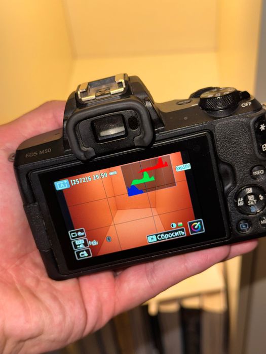 Canon EOS M50 в хорошем состоянии