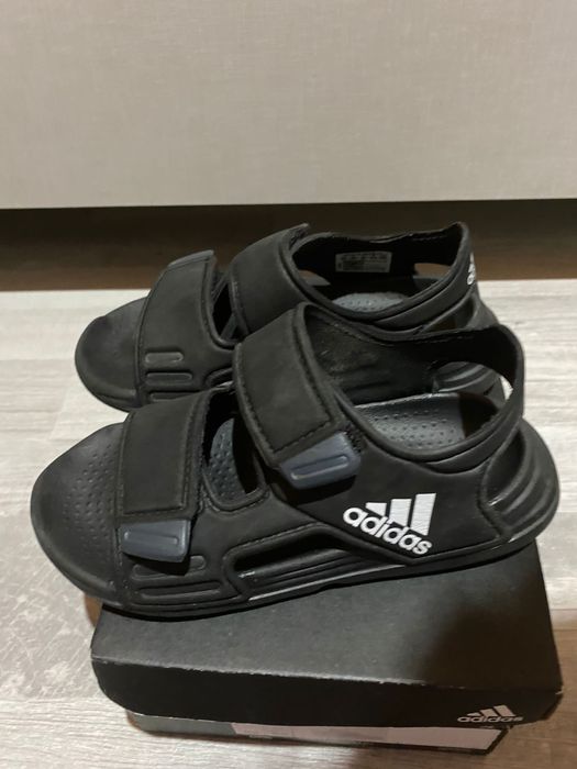 Adidași Nike și Săndăluțe Adidas