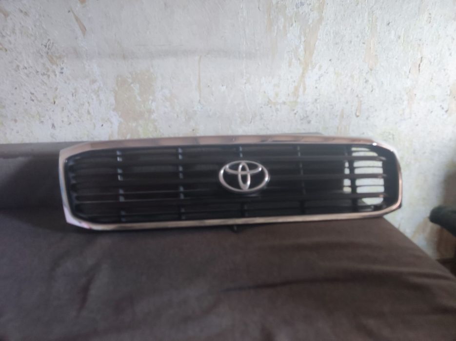 Решетка радиатора Toyota Land Cruiser 105