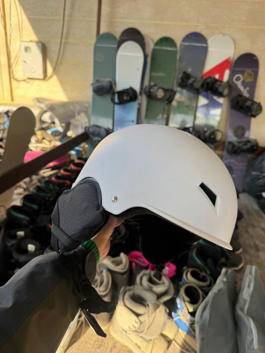 Продаеться сноуборды и ботинки и каска