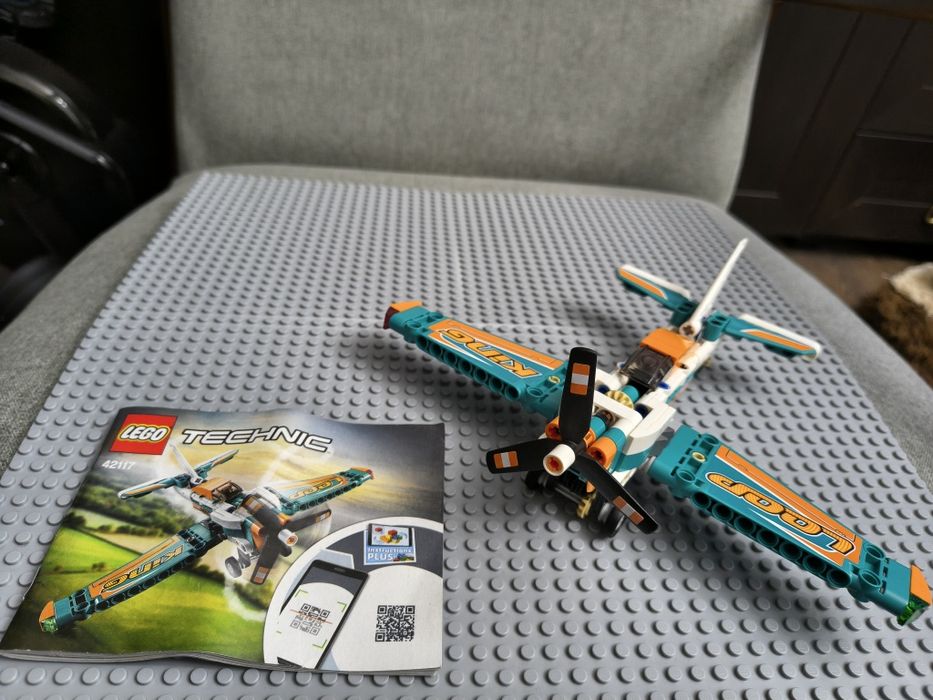 LEGO Technic - Avion de curse 42117, 154 piese 7+