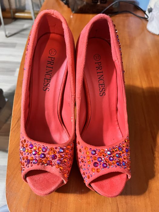 Продаю туфли новые