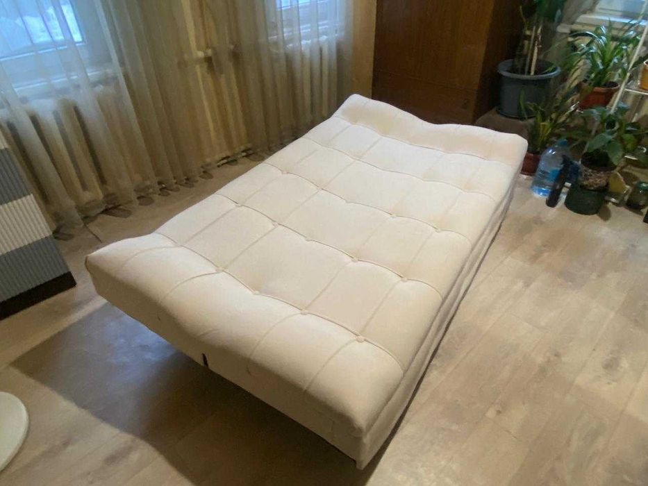 Диван бежевого цвета