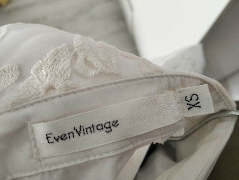 Rochie alba plisata cu broderie