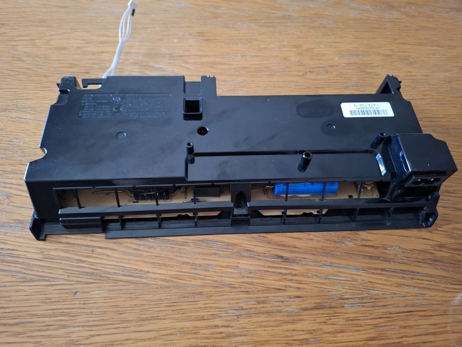 Sursă PS4 Pro ADP-300FR — reparată parțial, pentru piese/proiect