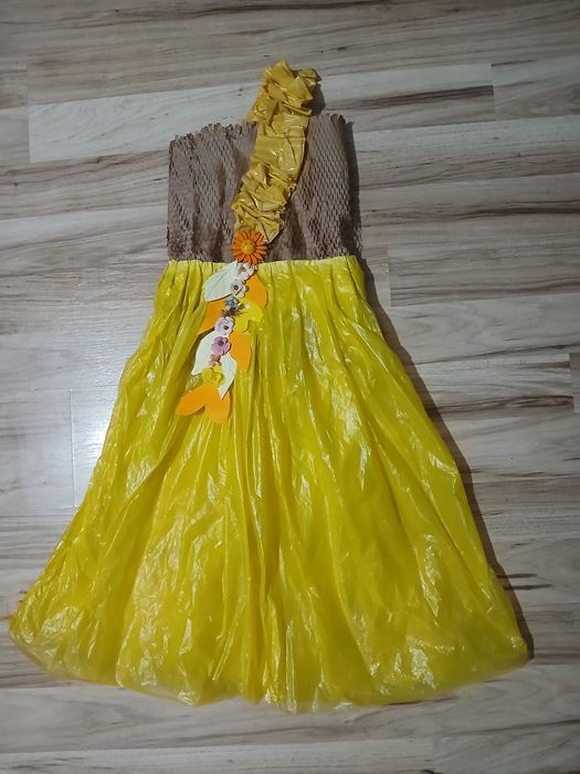 Rochie din materiale reciclabile pt fetita,mar 5-7 ani