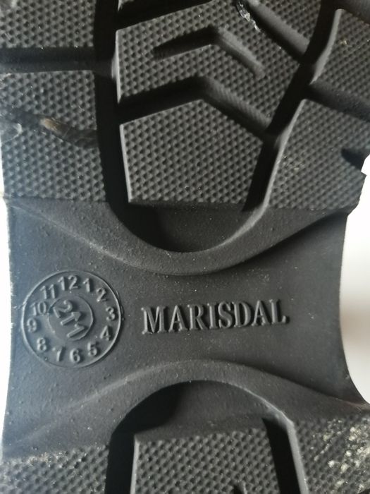 Bocanci din piele naturala.