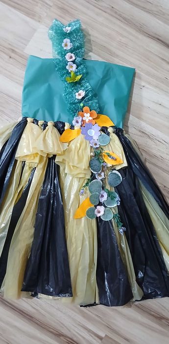 Rochie din materiale reciclabile,pt fetite,mar 4-6 anii