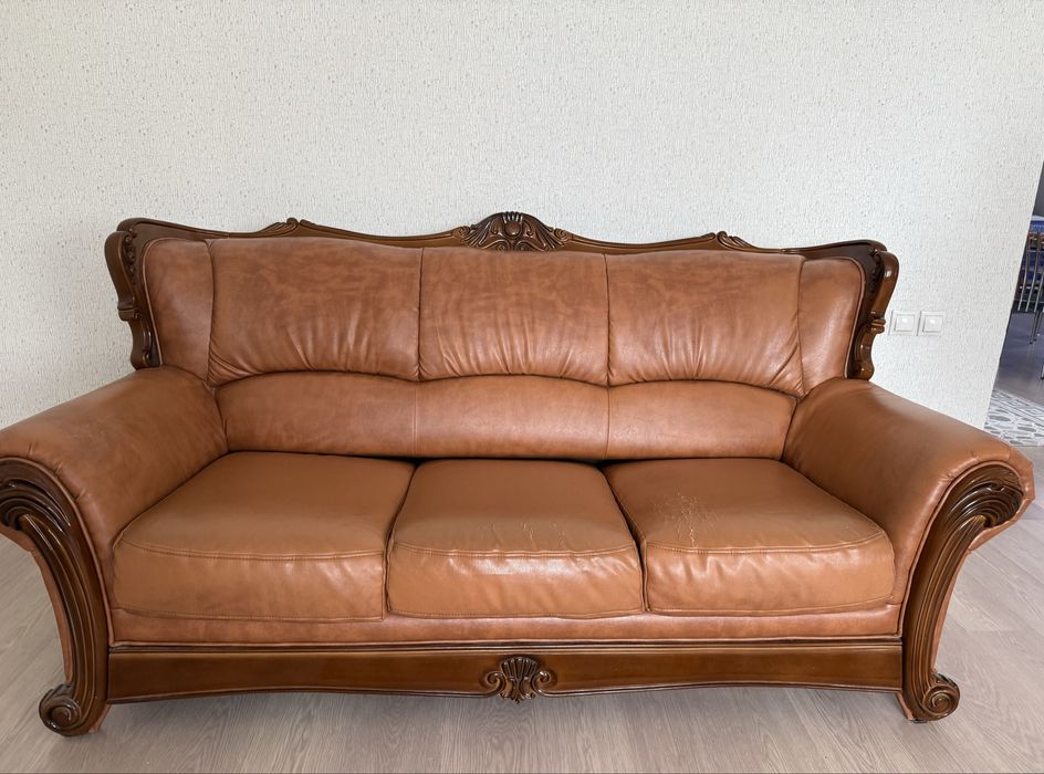 Продам кожаные диван и два кресла