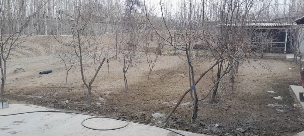 Ikki honali  uy sotiladi pishiq g'ishtda  ikki qavatga moslab qurilgan