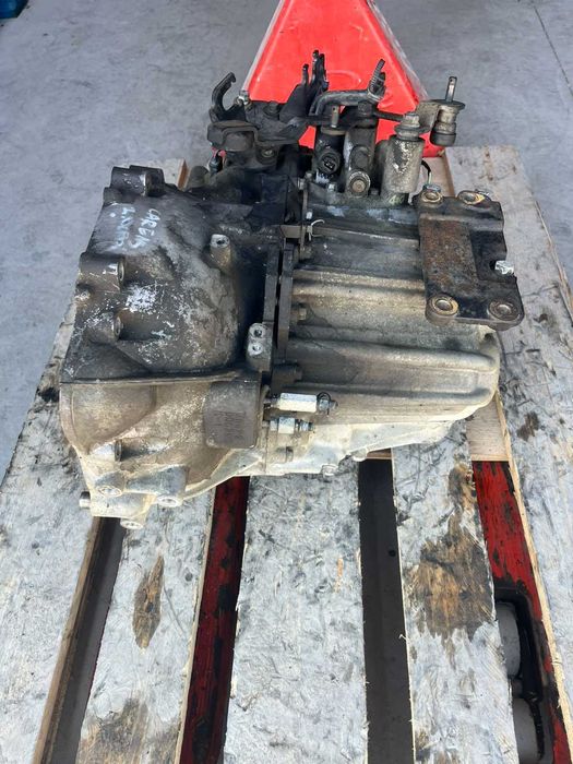 Скоростна Кутия KIA CARENS 2.0 CRDI 09г.-Ръчна 6ск.