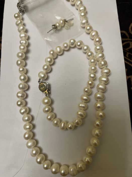 Бижута-перли , комплект с обеци, колие и гривна. Бял цвят.