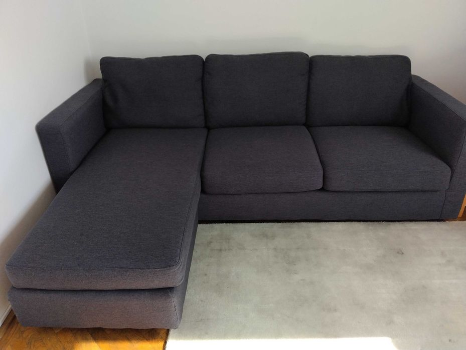 Coltar gri și măsuță din lemn