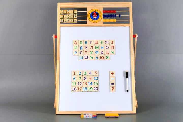 Дървена магнитна дъска на стойка 2в1 с БЪЛГАРСКИ букви