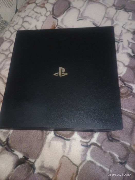 Vând PlayStation 4 Pro