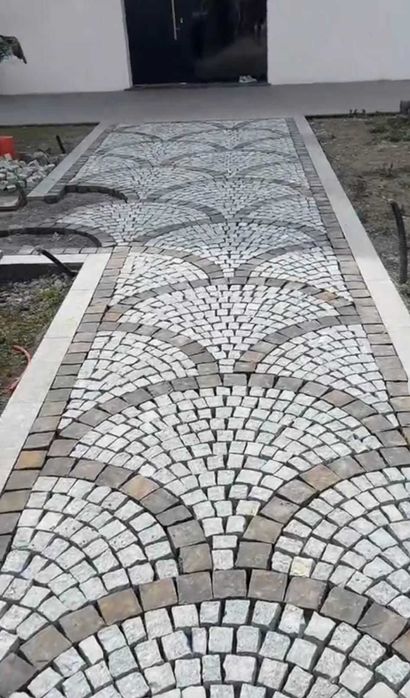 Piatră cubică naturală și montaj | Amenajări curți