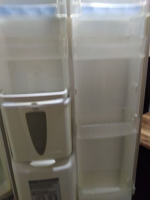 Продам холодильник LG Двухкамерный.