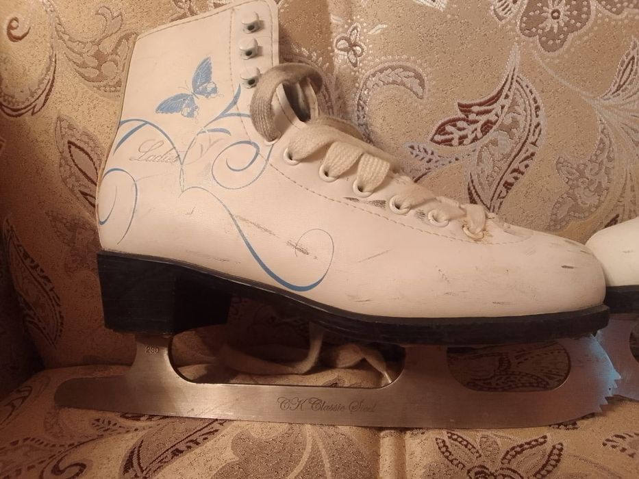 Продам Коньки , размер 35