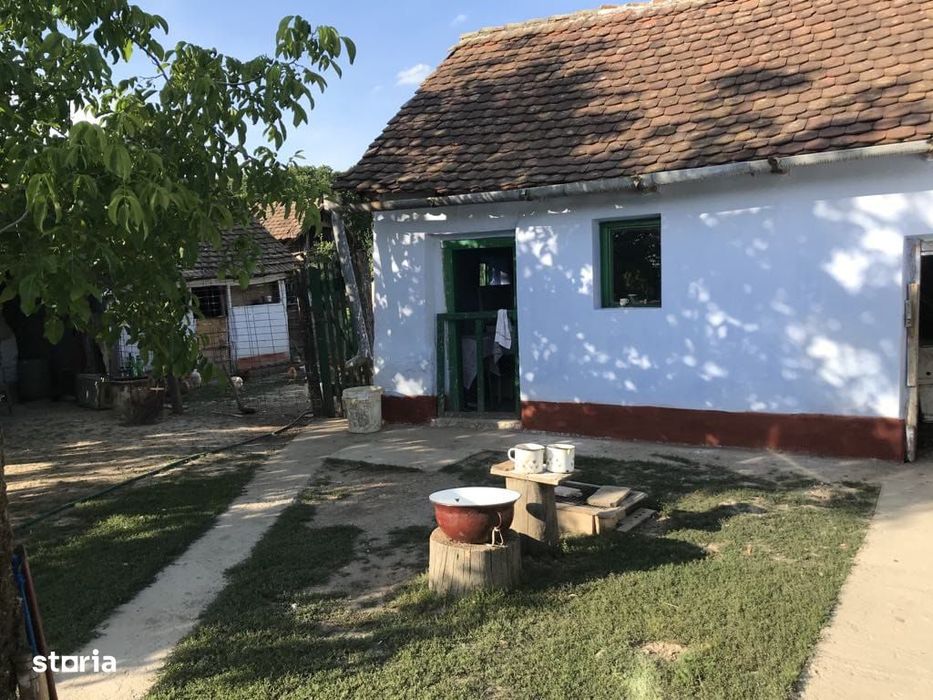 Casă de vânzare cu 3 camere și curte mare
