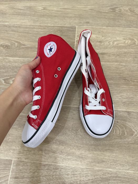 Обувь красный цвета