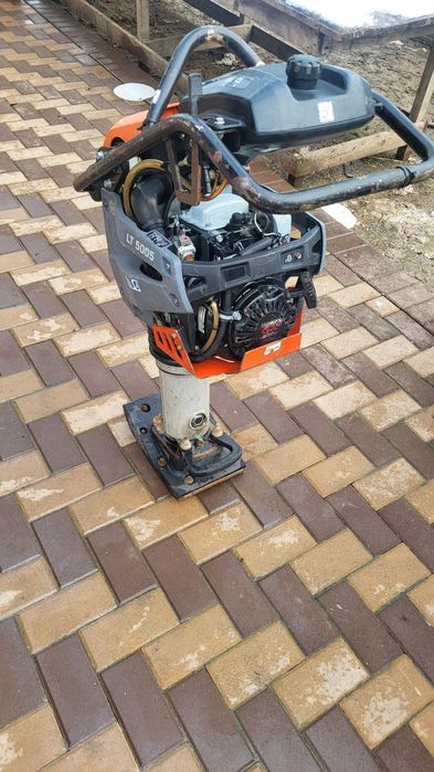Mai compactor profesional Husqvarna LT 5005