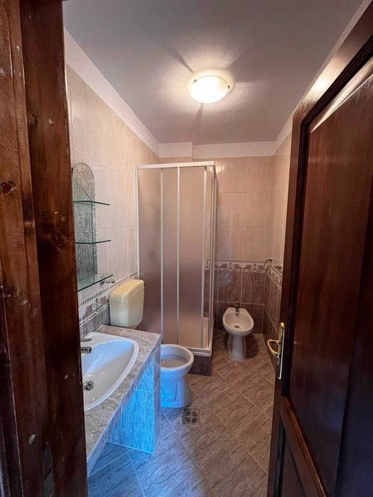 Camere renovate cu baie si intrare proprie la curte
