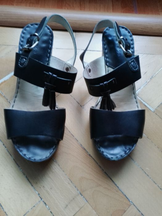 Sandale de piele, marime 38 si 36, stare foarte buna, 22  lei perechea