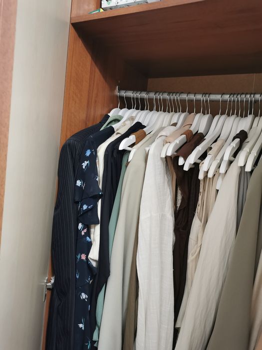 Vand Urgent Mobila de camera frumoasa in culori calde crem maro cu vit