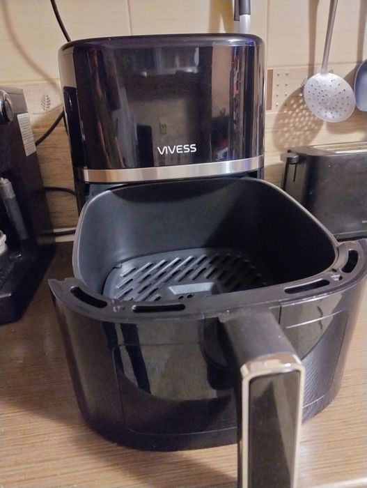 Airfryer vivess, aproape nou. Preț 200 lei.