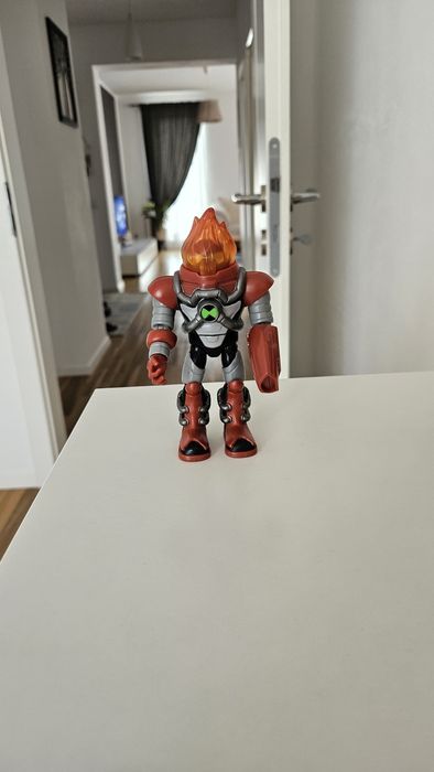 Figurina Ben 10 "Armor Heatblast"