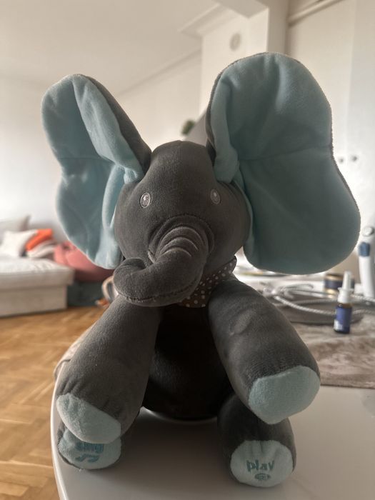 Музикално слонче с мърдащи уши