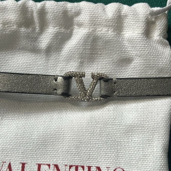 Оригинална гривна Valentino Garavani VLogo с кристали Swarovski®