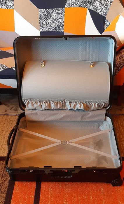 Продавам голями твърди куфари за пътуване