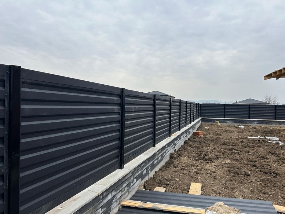 Construim garduri și porți stil jaluzea șipcă metalică tablă cutata