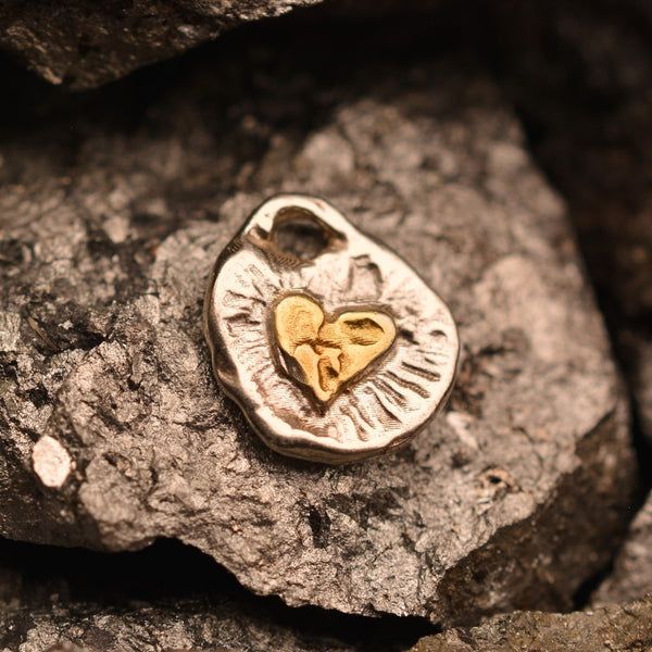 Сребърен медальон 925 „Златно сърце Love“  Амулет на любов и светлина